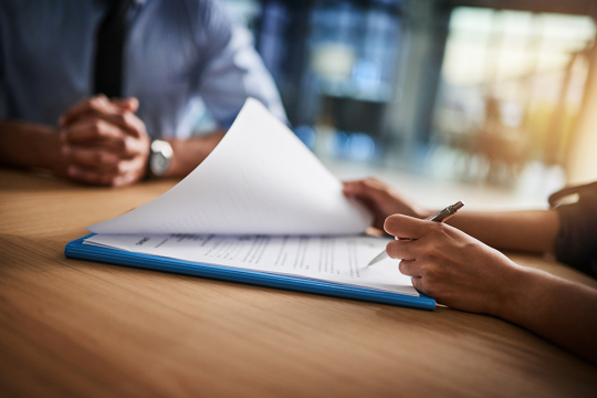 Signer un document lors d'une rencontre avec un professionnel