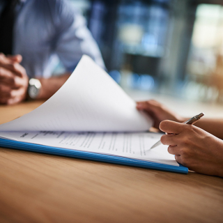 Signer un document lors d'une rencontre avec un professionnel