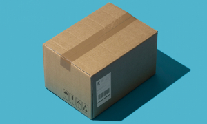 Une boîte en carton scellée avec une étiquette d'expédition.